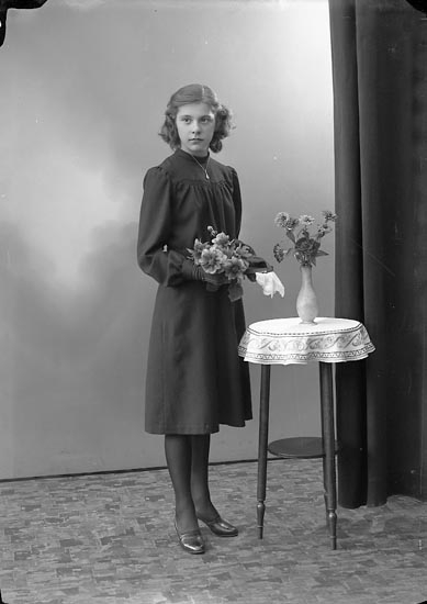 Enligt fotografens journal nr 6 1930-1943: "Olsson, Ingrid St. Höga".