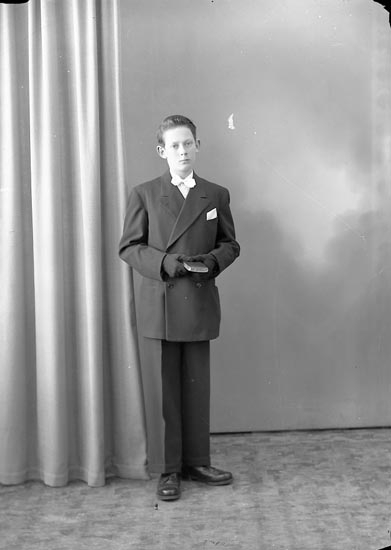 Enligt fotografens journal nr 8 1951-1957: "Olsson, Torvald Kläpp Ödsmål".