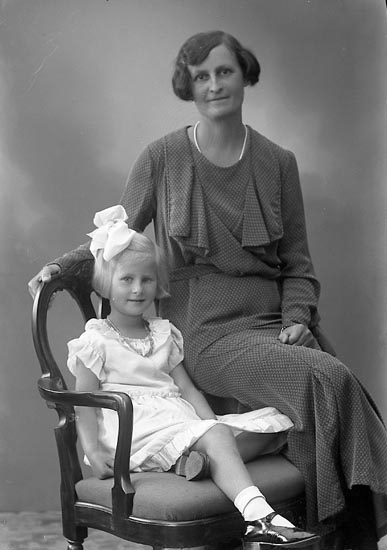 Enligt fotografens journal nr 6 1930-1943: "Högvall, Fru Anna Stenungsund".