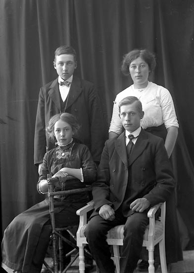 Enligt fotografens journal nr 2 1909-1915: "Andersson, Alma, Efja, Hjälteby".