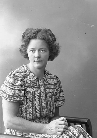 Enligt fotografens journal nr 6 1930-1943: "Tange, Fru Elsa Ödsmål".