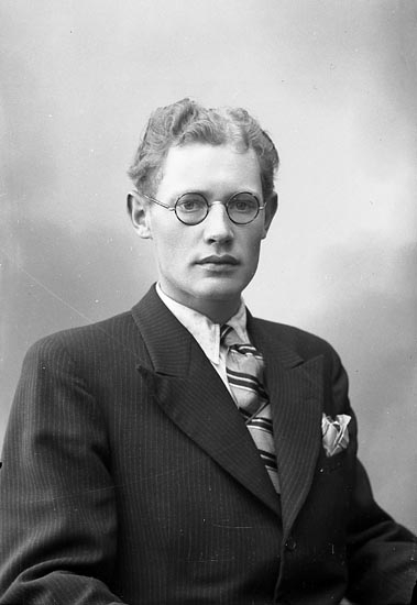 Enligt fotografens journal nr 6 1930-1943: "Berntsson, Harry Stenungsund".
