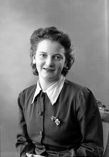 Enligt fotografens journal nr 6 1930-1943: "Johansson, Fr. Margit Vedkullen".