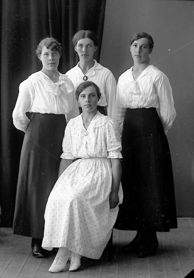 Enligt fotografens journal nr 4 1918-1922: "Nilsson, Frida Brattön".