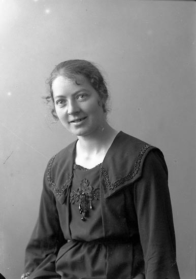 Enligt fotografens journal nr 4 1918-1922: "Larsson, Fr. Emilia Aröd Jäger".