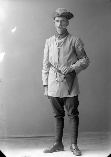 Enligt fotografens journal nr 2 1909-1915: "Edvardsson, Herr K. J. Sköldunga, Ucklum Landstorm".