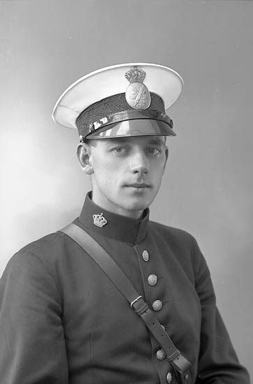 Enligt fotografens journal nr 6 1930-1943: "Fredriksson, Herr Kurt Stenungsund".