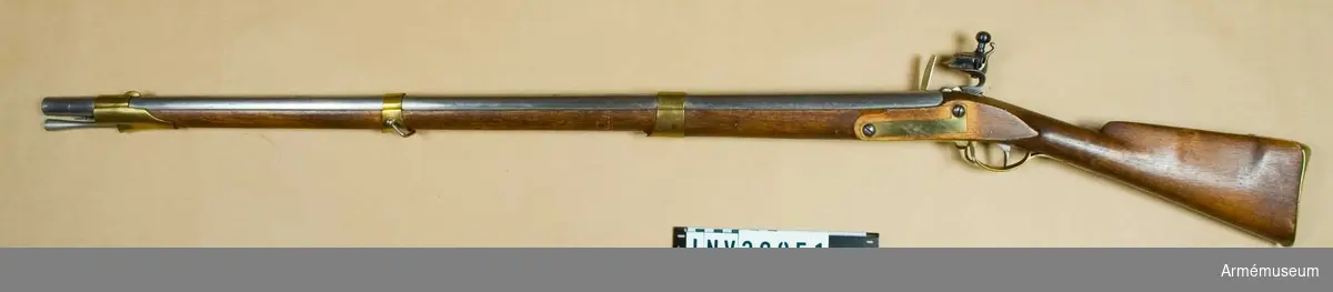 Gevär. Rep.modell 1815. Preussiskt lås med muskötkaliber. E II b. Faställd 1823 som exercisgevär för Livgardesregementena till fots. På låsblecket otydliga stämplar.