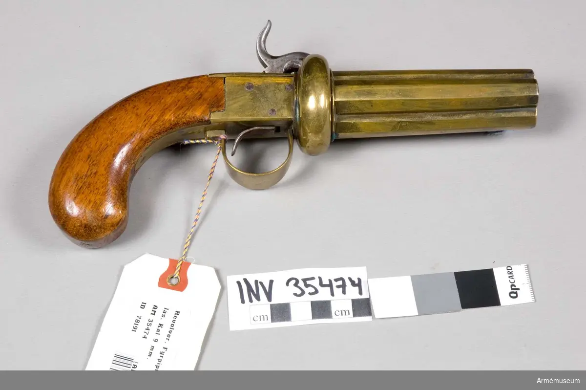 Grupp C III.

9 mm fyrpipig revolver. På det vänstra låsblecket finns bokstäverna I E H. Revolvern är av mässing och har slaglås. S.k. länsmanspistol. 