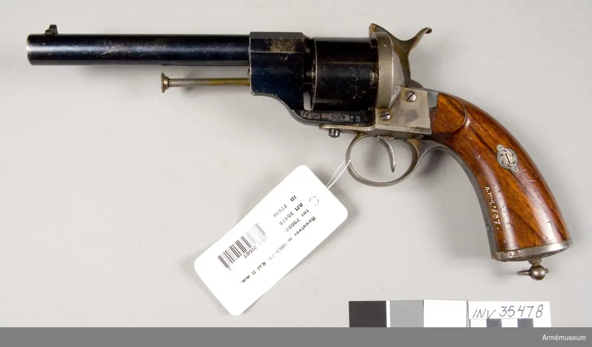 Grupp E III e.

Revolvern är märkt "L: 123 No 63 b, No 2". Se i övrigt AM 1932:4895.