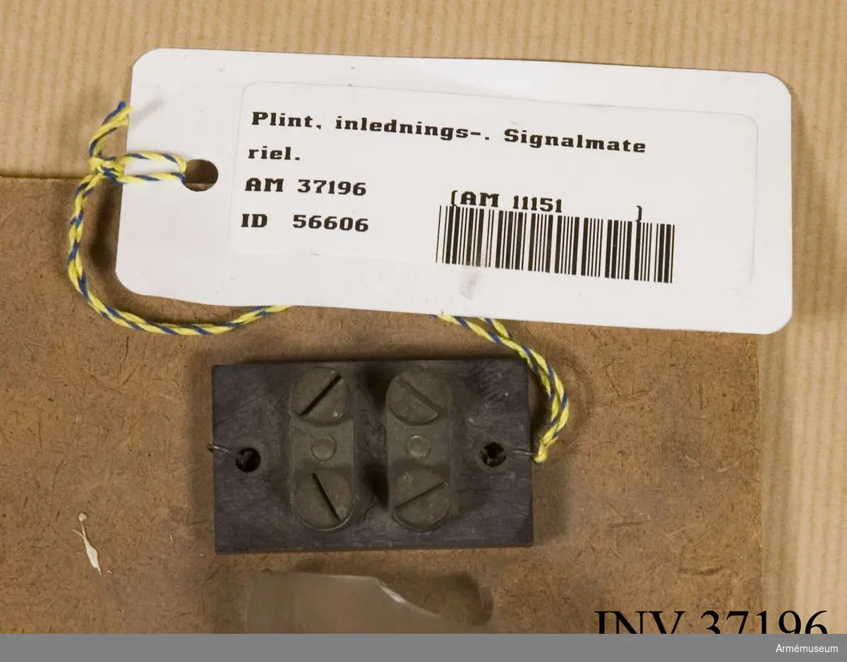 Grupp H I.

Användes vid sammanbindning av luftledning med inomhusledning.

Samhörande nr AM.037196-AM.037197, plint, glasrör.Inledningsplint.
