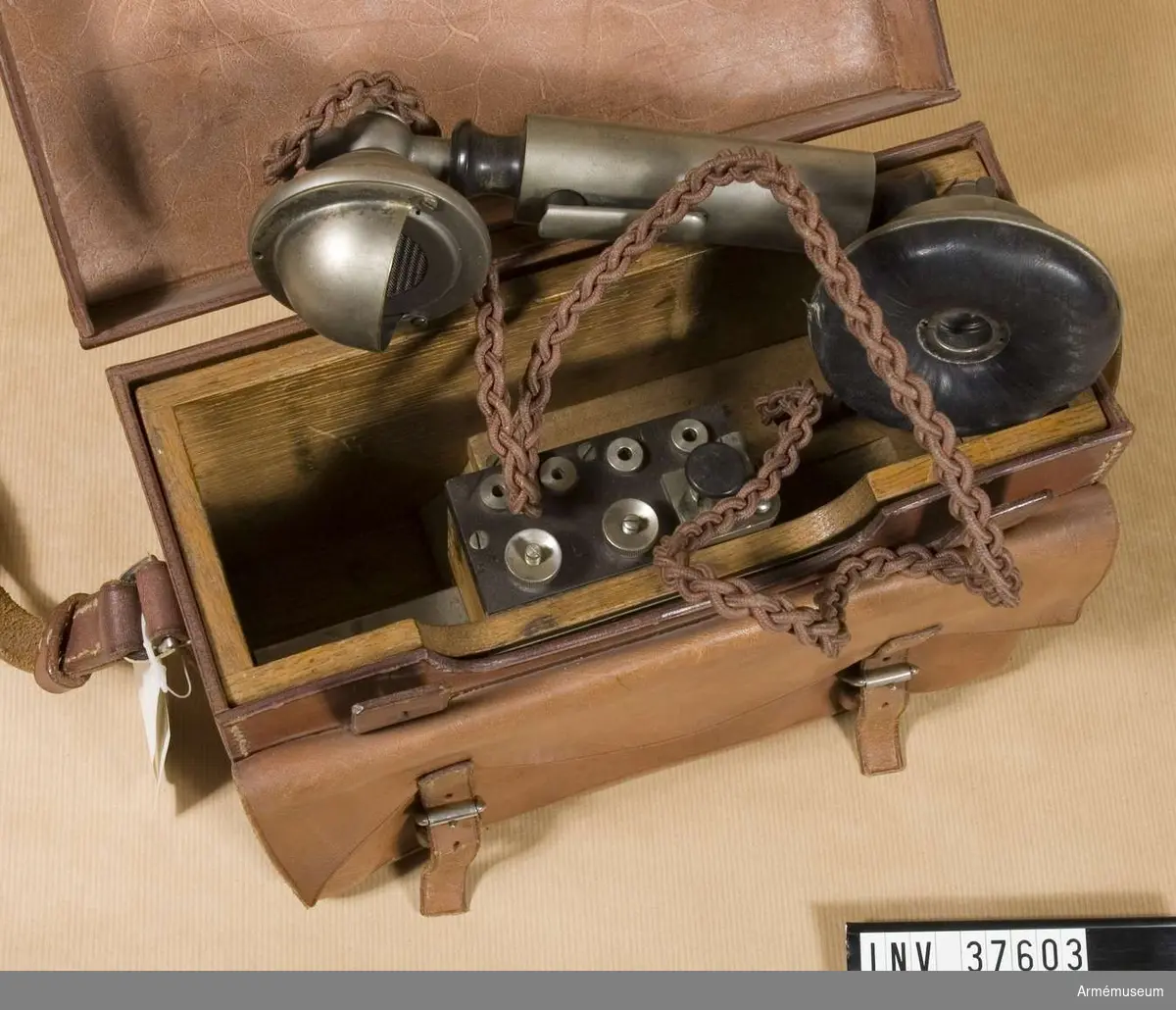 Grupp H I.
Fälttelefonapparat m/1926 MA 87.
För telefonering och telegrafering.