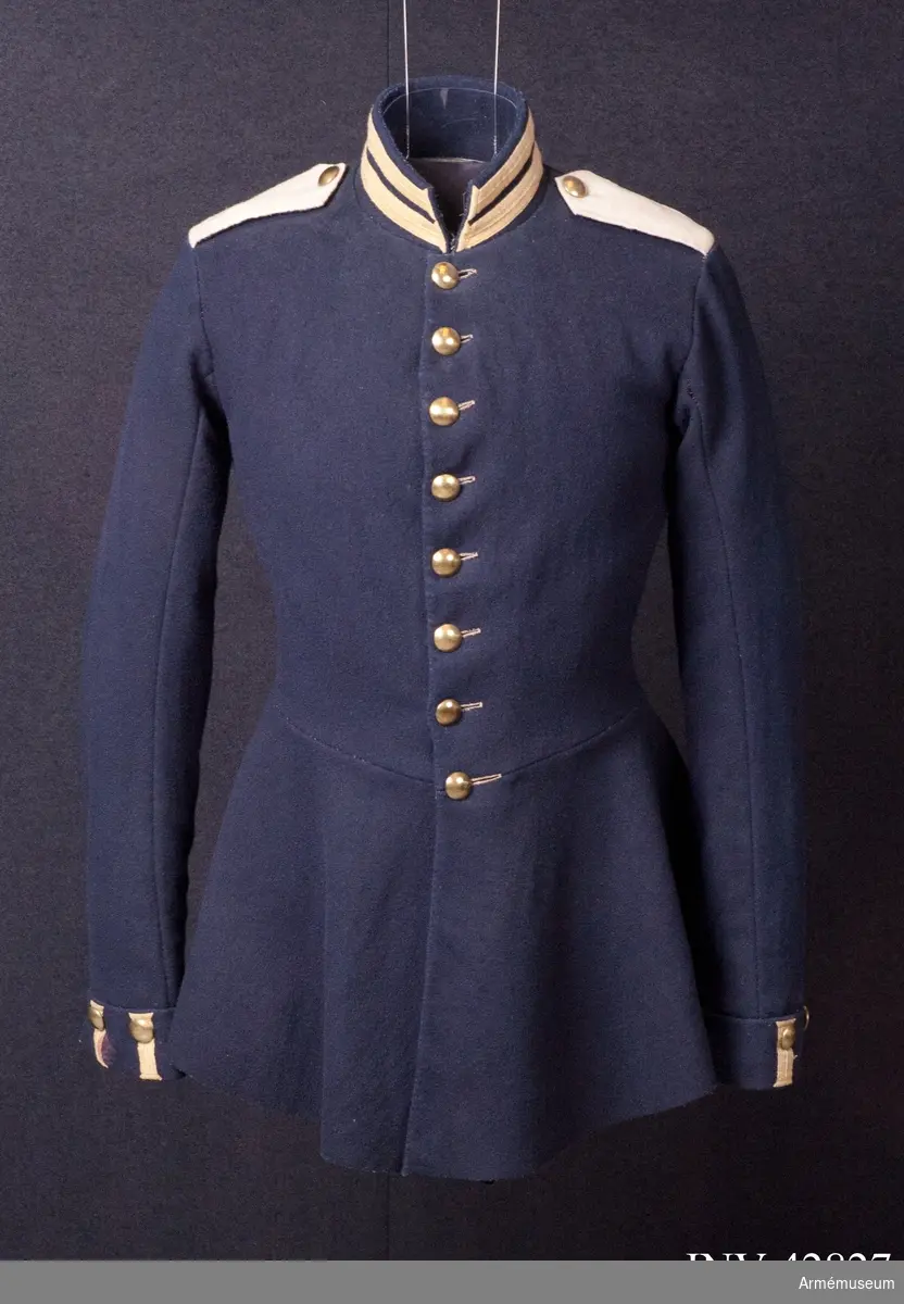 Grupp C I.
Vapenrock av mörkblått kläde med vita axelklaffar gällande 1845-60.