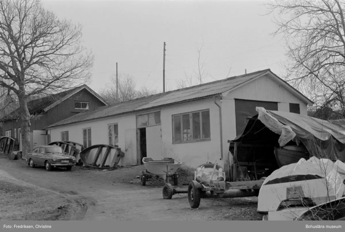 Motivbeskrivning: "Bröderna I & K Jonasson, Rossö verkstadsbyggnaden."
Datum: 1980-04-15.
Riktning: S.