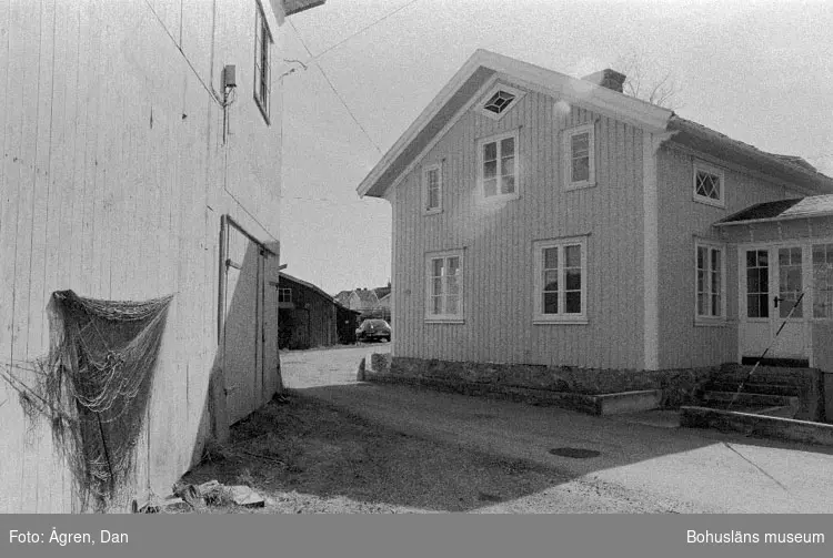 Motivbeskrivning: "Bergs varv på Hälsö, Pelle Petterssons varvshus till vänster mot Sv."
Datum: 19800424
