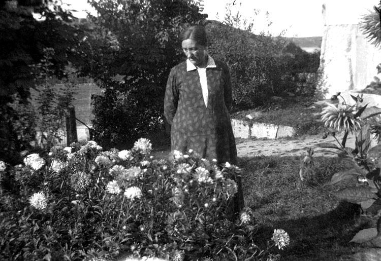 Enligt senare noteringar: "I trädgården; Maria Börjesson".