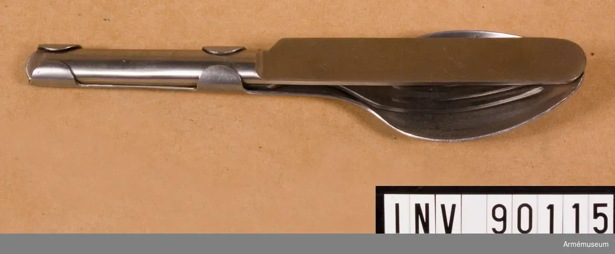 Gaffel av rostfritt stål med halvrunt skaft. Ingår i matbestick bestående av sked, kniv och gaffel, för menig vid armén, Finland, 1939.