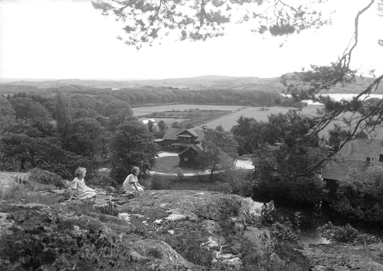 Två flickor på berget ovanför egendomen Sundsby säteri i juli 1924