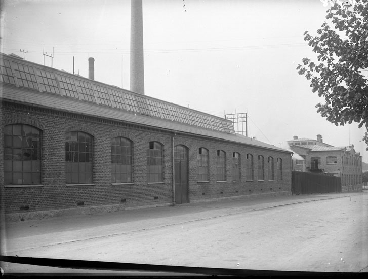 Enligt tidigare noteringar: "Extriör Uddevalla. Tändsticksfabrik fasaden mot Norra Långgatan (= Kilbäcksgatan)."