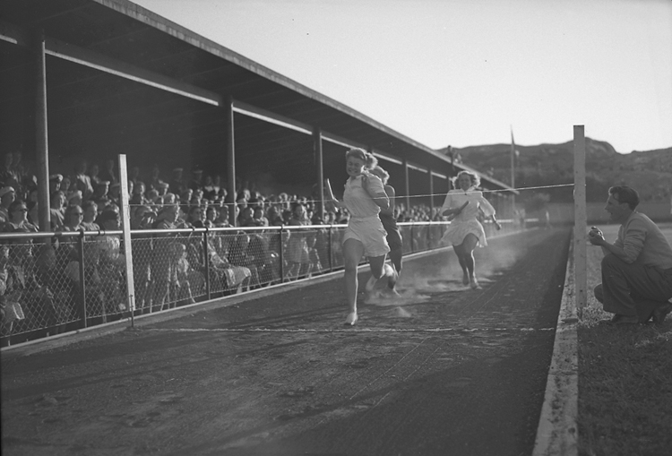 Text till bilden: "Gullmarsvallen. Till förmån för Europahjälpen. 1947.06.17".