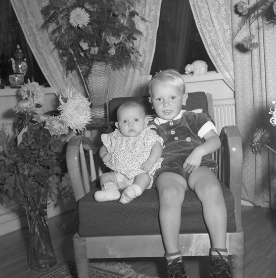 Text till bilden: "Två barn. (Norman Svensson, Slättevallsgatan). 1953.10.21"










i