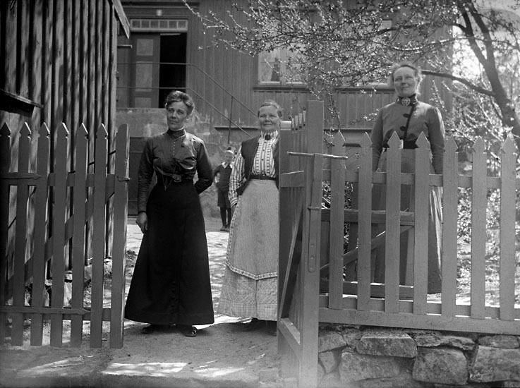 "A. Jansson från Ljungskile, Mamma & Mormor. Taget i vår gård, 25 maj 1915", Uddevalla