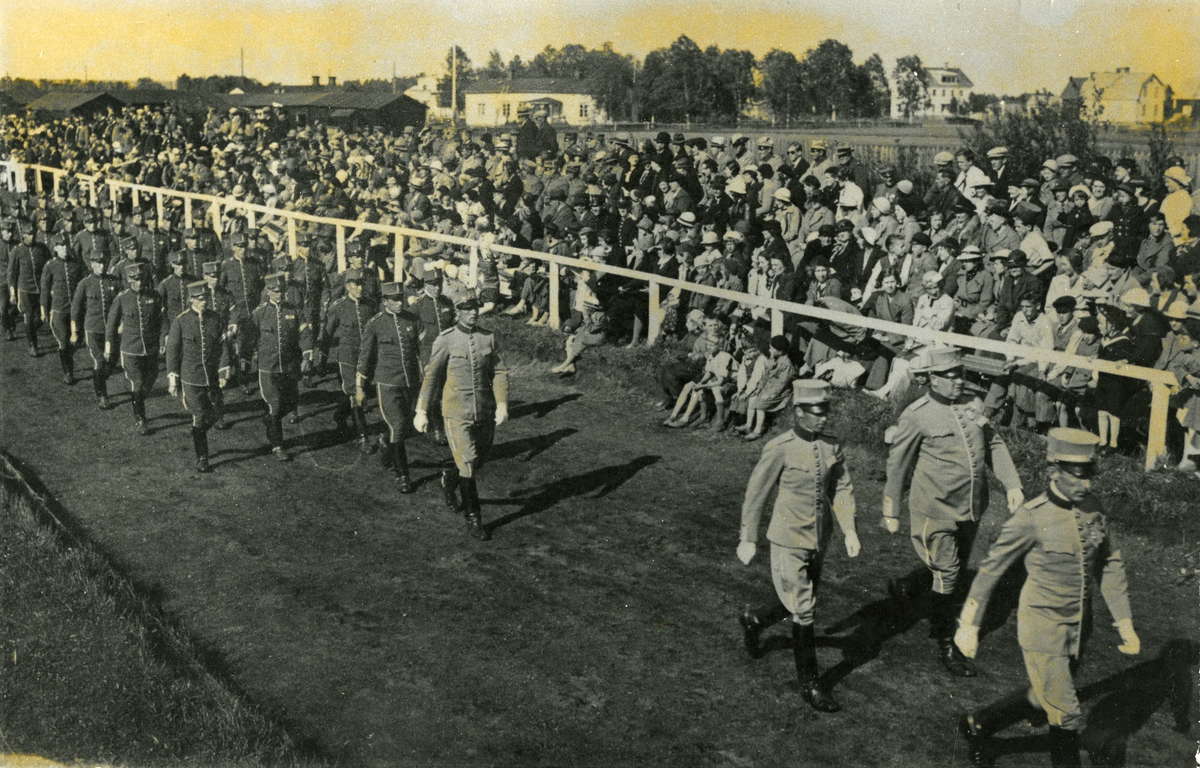 Norrlands dragonregemente K 8, 3:e skvadron paraderar på dåvarande Bandyvallen i Boden på Svenska Flaggans dag 1937.