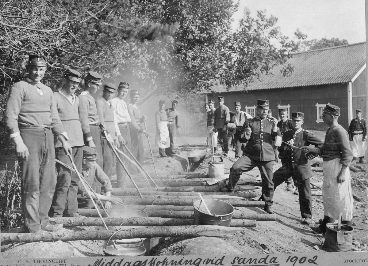 Fanjunkare provsmakar middagsmålet vid kokgroparna på Sanna hed 1902.