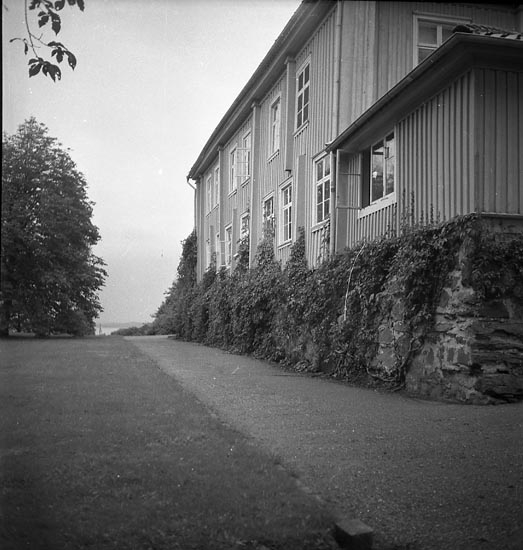 Vy mot Koljefjorden från huvudbyggnaden på Morlanda Säteri
