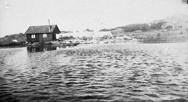 Bildtext till kopian i fotoalbumet: "Tvättstugan vid Edsvattnet 1925.
All tvätt från badhusrestaurangen roddes till bryggan i Sälvik. Transporterades med häst och kärra till Edsvattnet. Tvättades, torkades, manglades och transporterades tillbaka".
