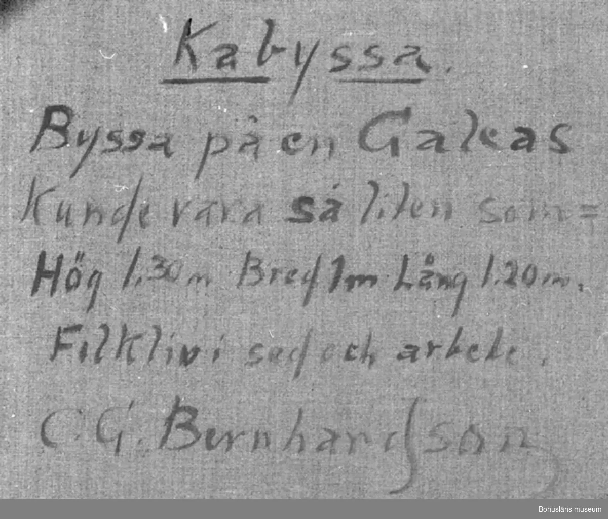 Baksidestext: 
"Kabyssa.
Byssa på en Galeas Kunde vara så liten som =  Hög 1,30 m Bred 1m Lång 1,20 m.
Folkliv i sed och arbete.
C.G. Bernhardson."