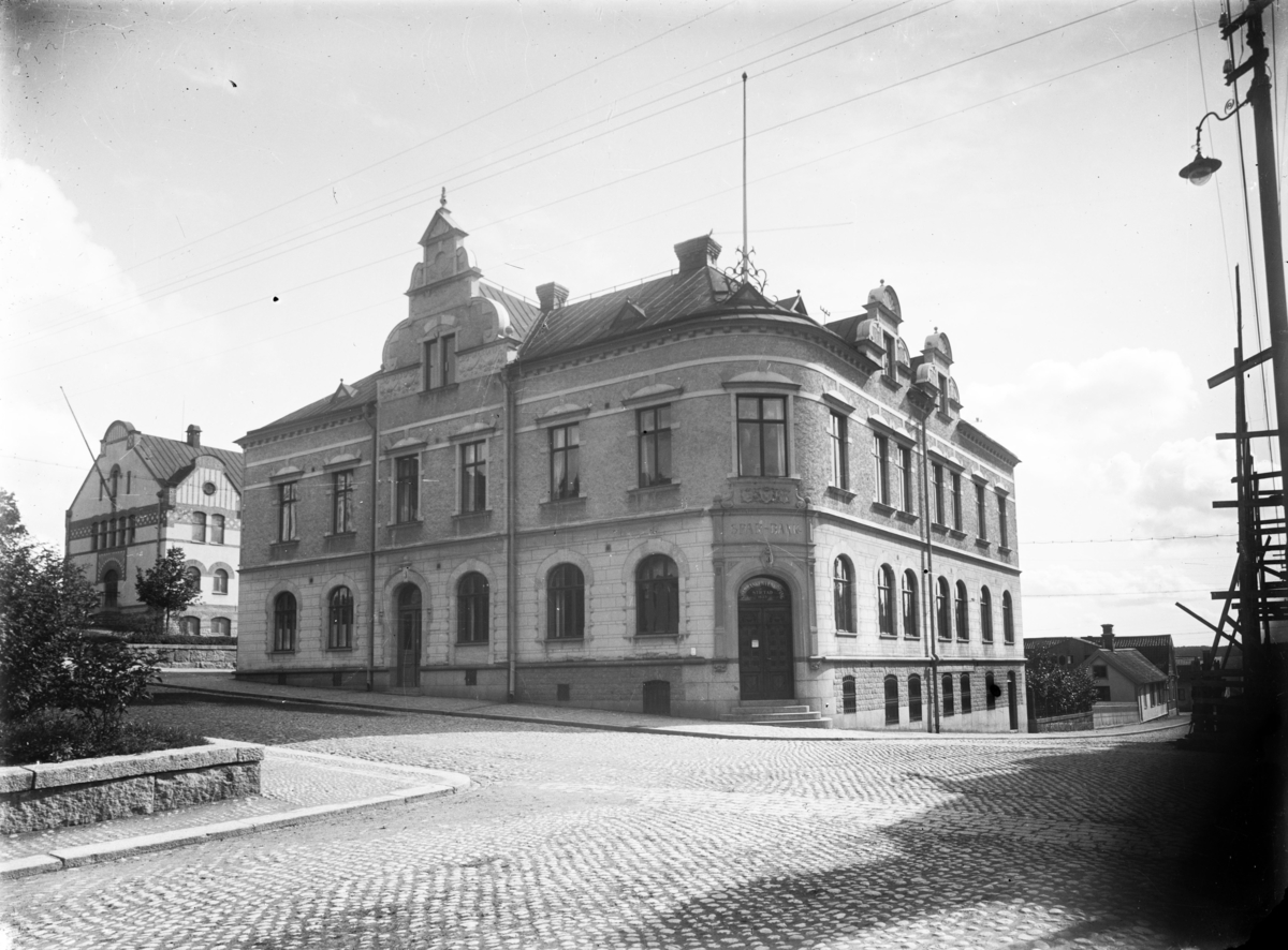 Sparbankshuset, Kyrkogatan 3 - Tullgatan 16, Enköping, vy från väster, troligen 1918. T. v. gymnastikhuset.
