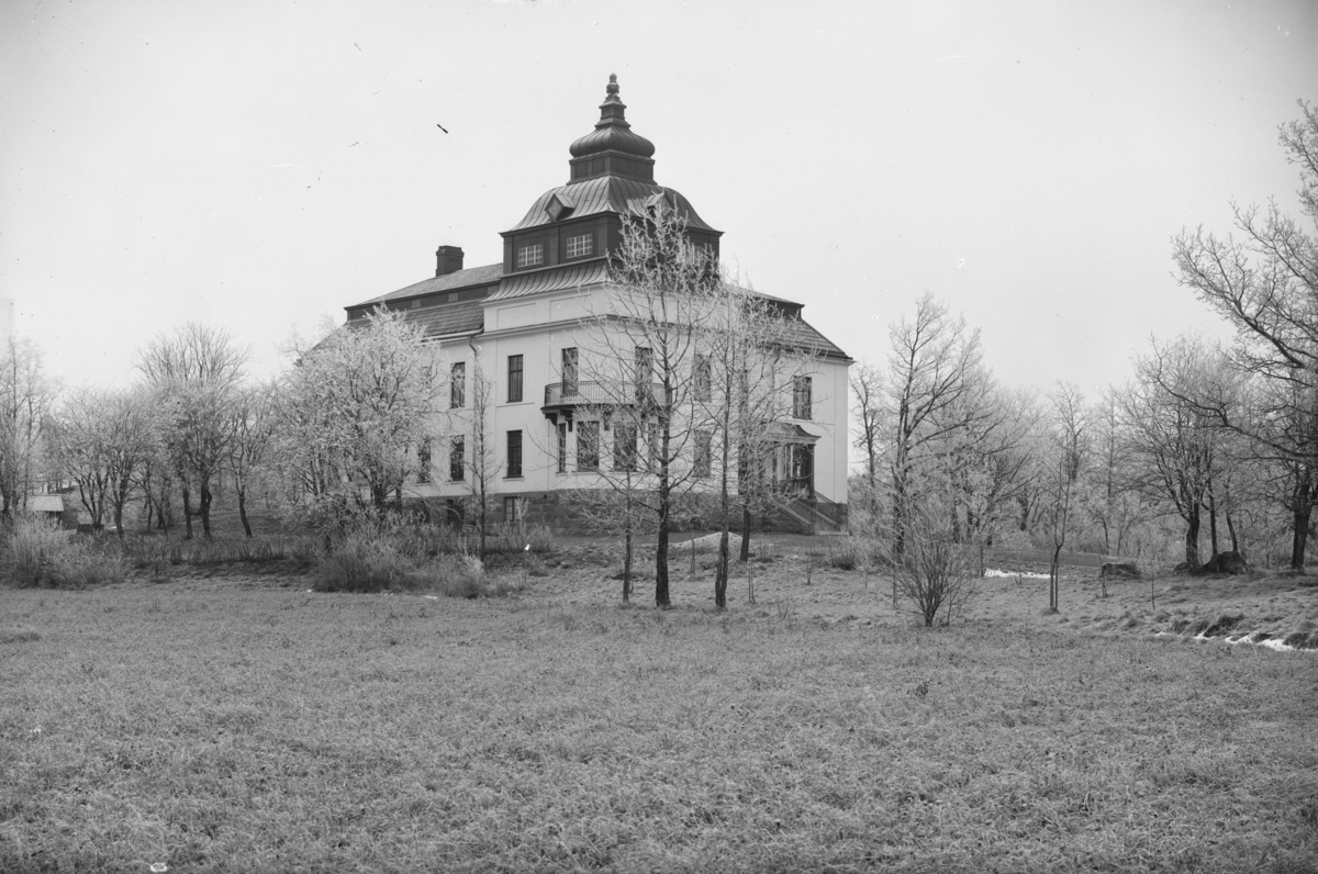 Direktör J. P. Johansson med familjs bostad, Villa Fannalund, Fanna, Enköping, vy från väster, troligen 27 januari 1909