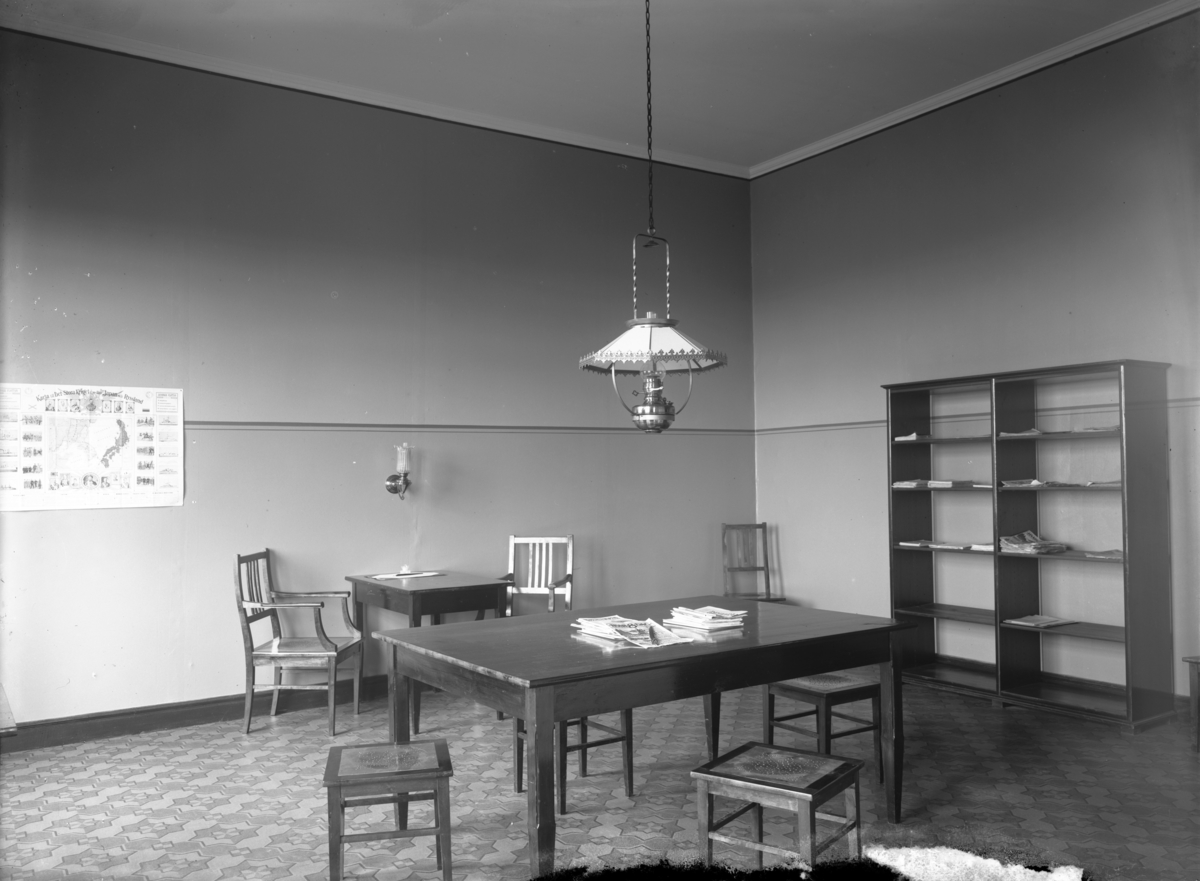Rum med tidningar (väntrum, tidningsredaktion?), troligen 6 november 1905