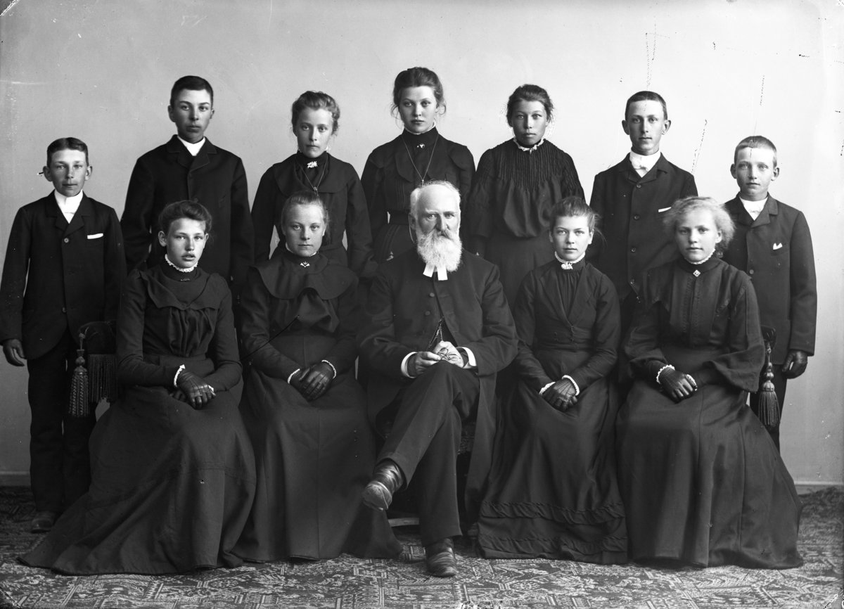 Konfirmandgrupp, troligen från Sparrsätra, Uppland. I mitten kyrkoherde Anders Johan Norberg (1843-1914).