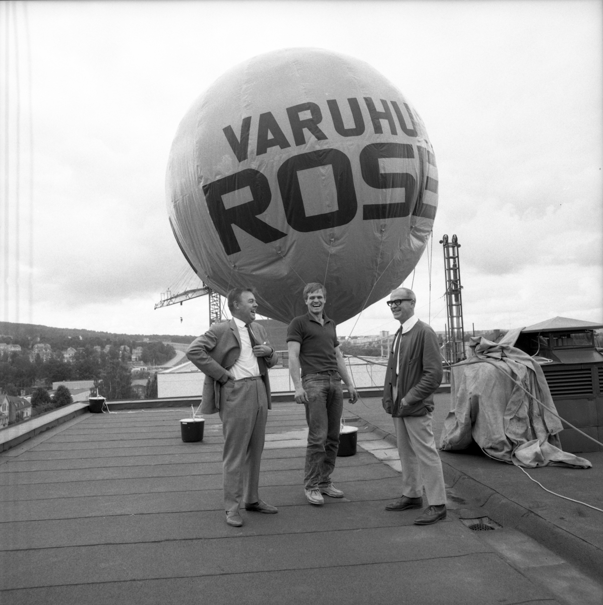 Reklamballong. Uppstigning från varuhuset Rosens tak i Huskvarna
 den 3 augusti 1966.