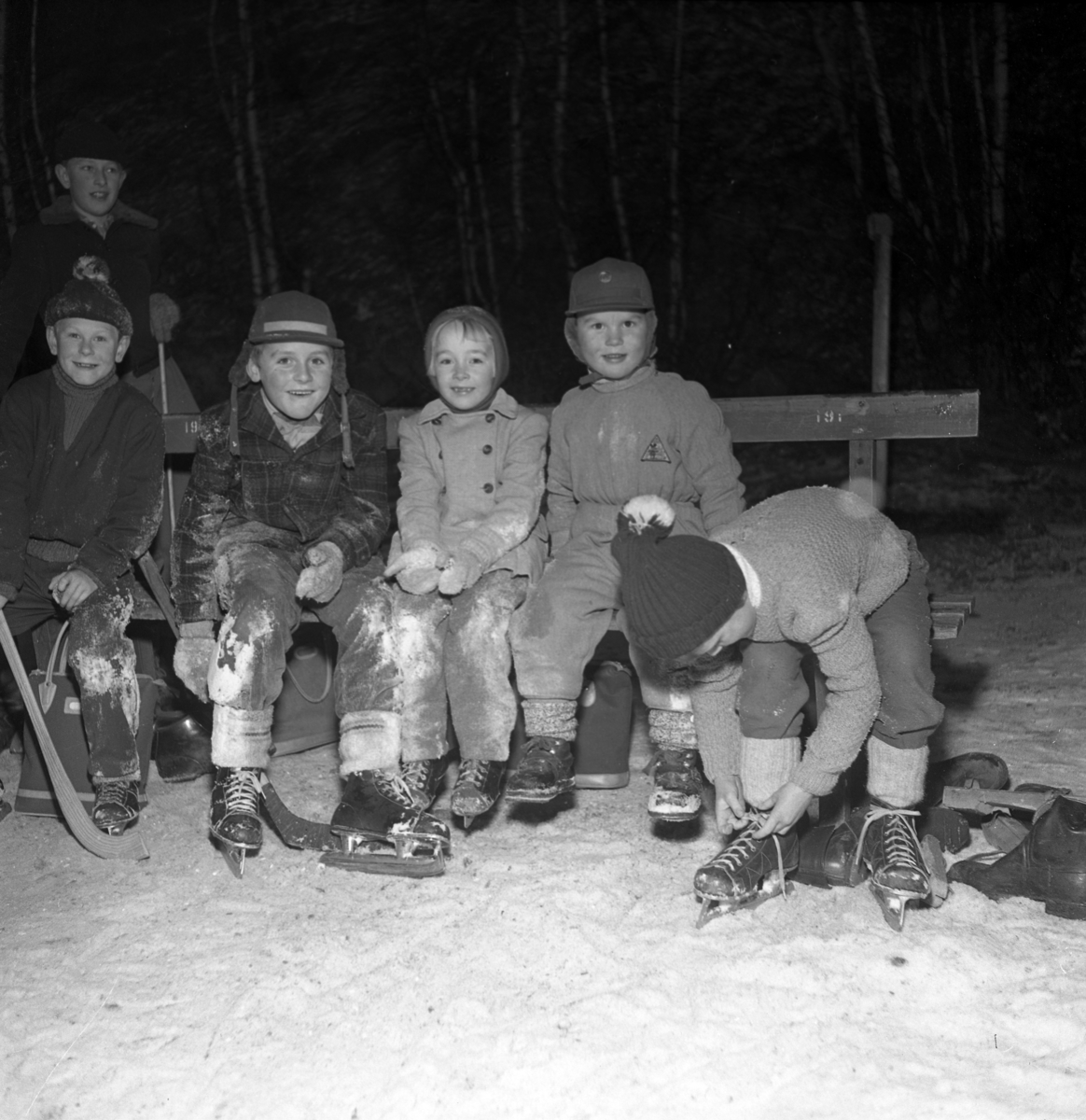 Barn åker skridskor i Huskvarna. 1950-tal.