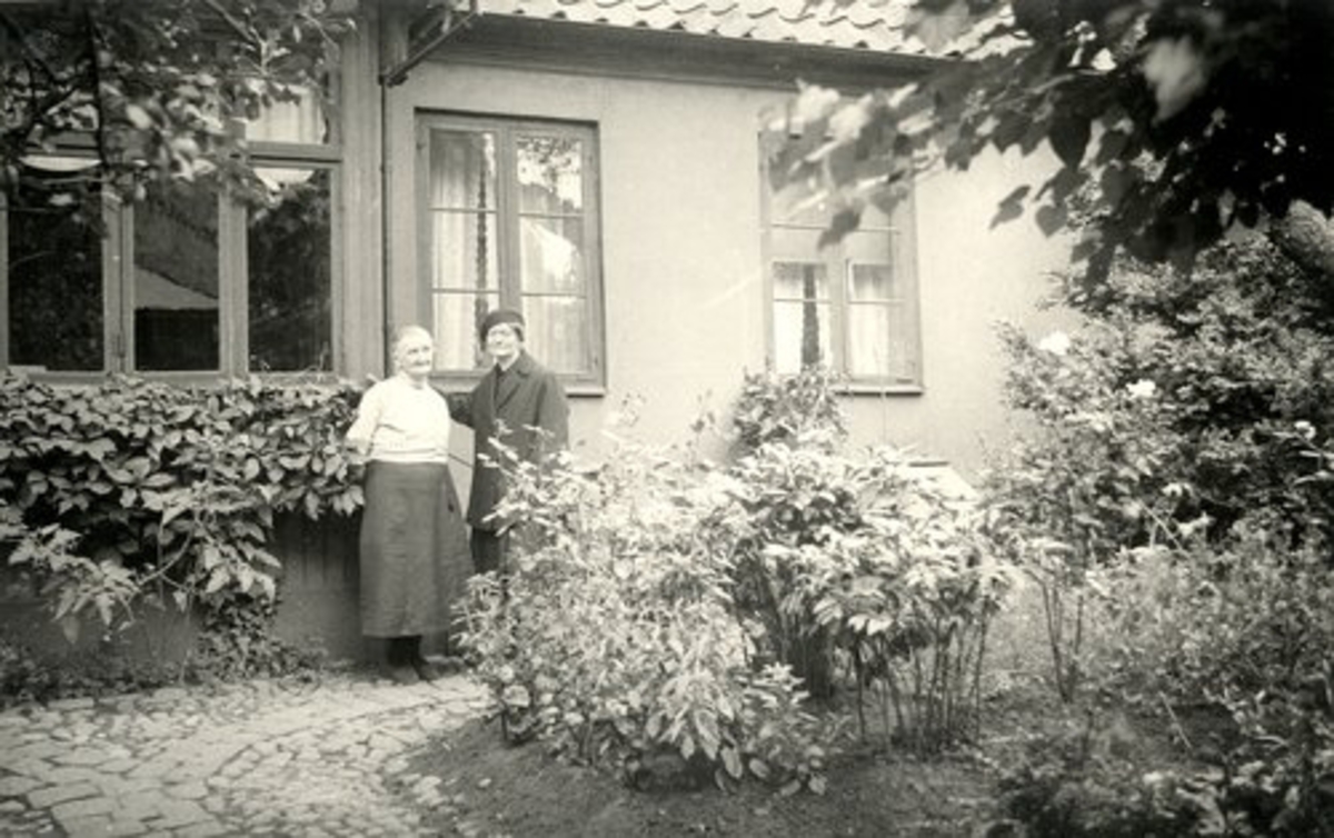 Halmstad, kv Stenvinkel, Vallgatan 23s trädgård 1936.