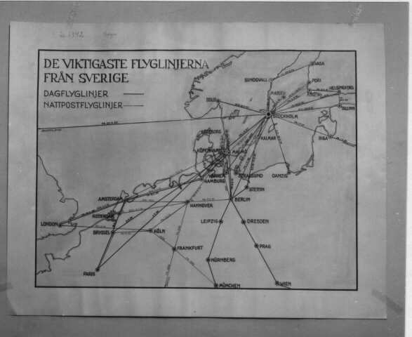Postkarta över de viktigaste flyglinjerna från Sverige 1920-1942. Handritad och färglagd. Plansch.