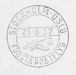 Datumstämpel, s k minnespoststämpel. Rund, med
dubbelheldragen ram, vågrätt tvärband i inre cirkeln, datum i
tvärbandet.Text i ramens övre del "STOCKHOLM - OSLO" samt i undre
delen "FÖRSTAPOSTFLYG". I nedre fältet ett flygplan, Fokker F VIII.
Stämpelnanvändes på Stockholm 1 den 21 juni 1937. Stämpeln utan
skaft,stampen uppklistrad på en träplatta.