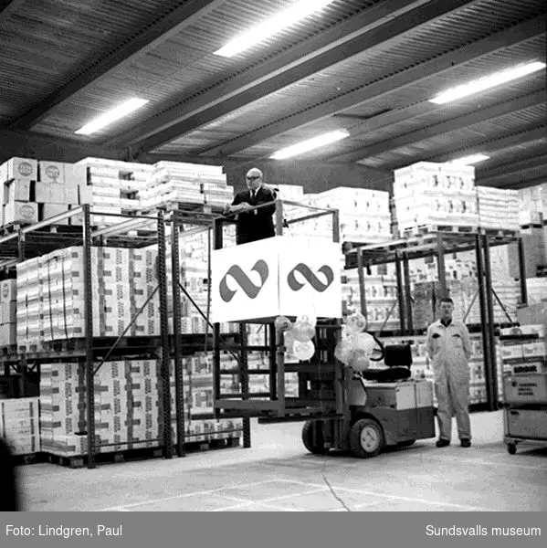 Fotografering i samband med invigninen av Kooperativa Förbundets lagercentral i Birsta 1968-02-09.