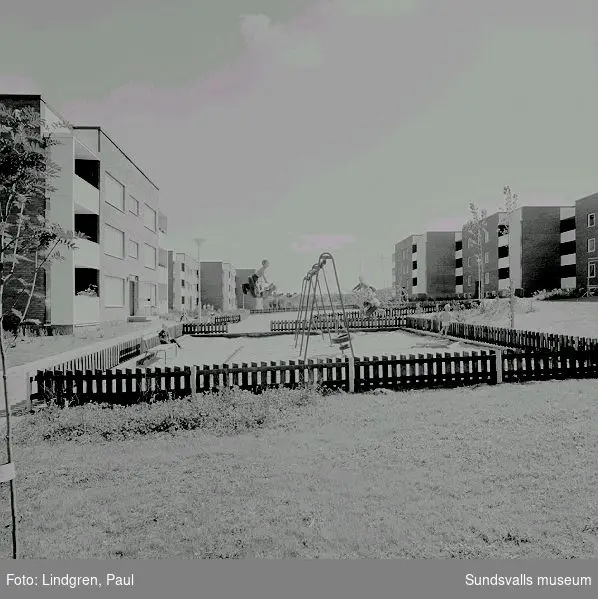 Stadsdelen Nacksta med hyreslägenheter i flerbostadshus, skivhus och lamellhus, uppförda av AB Sundsvallsbyggen, 1967 - 1971.