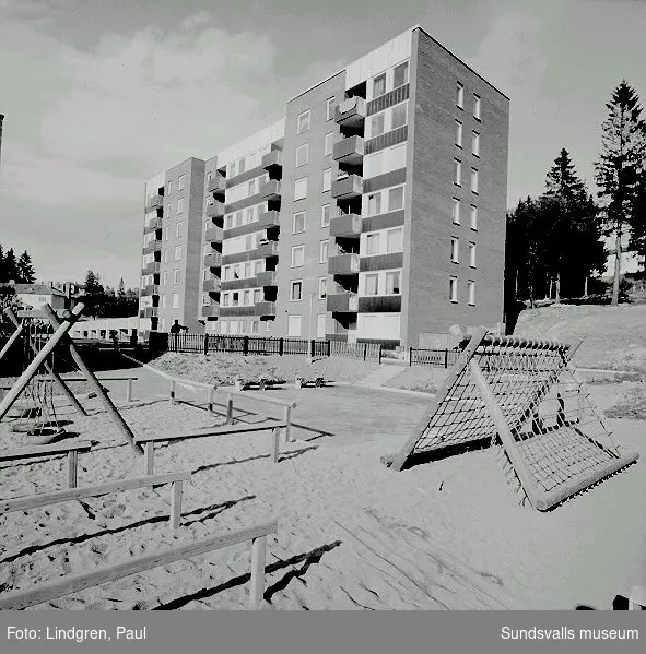 Flerbostadshus i kv Kokaren 6, Korstavägen 2 - 4. Dessa bostadsrätter uppfördes 1970 - 1971 för HSB, ritade av arkitekt Bengt Lekhammar, Sundsvall.