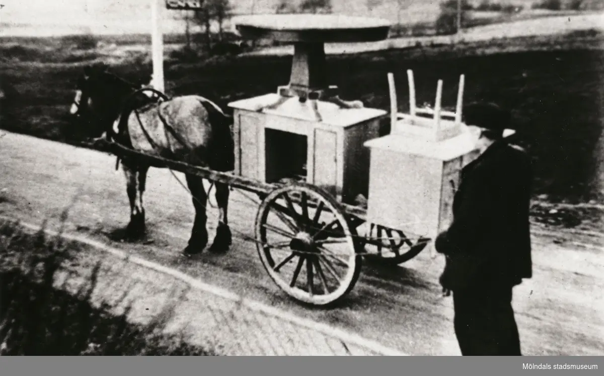 Vagn lastad med möbler som dras av en häst "möbelfora" i Hällesåker. Mannen heter Axel Zackrisson.