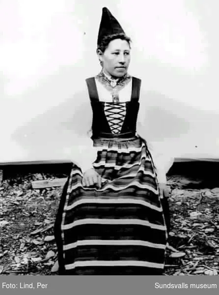 Alby 1898. Kvinna i folkdräkt.