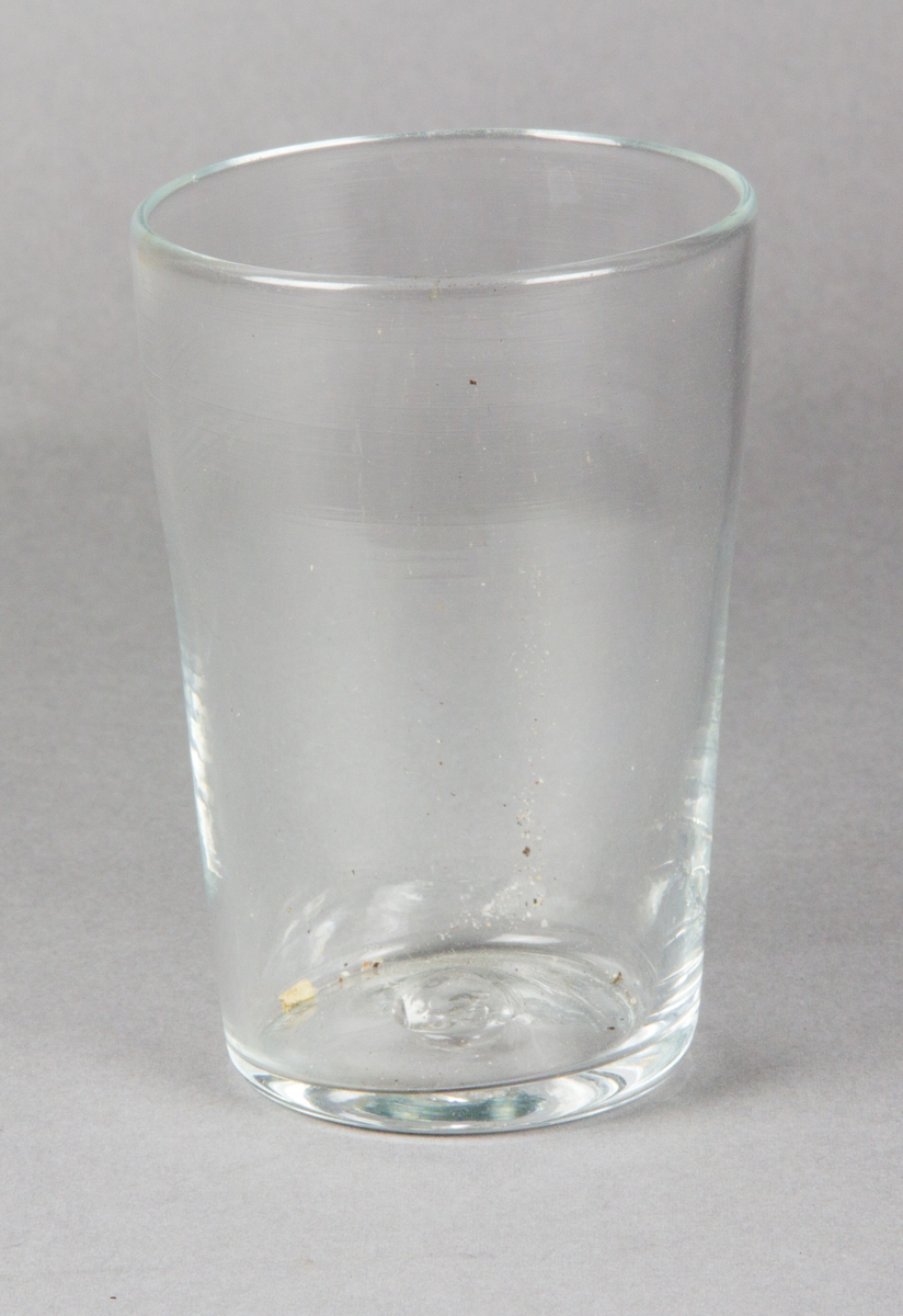 Drickglas av glas. Munblåst, klar glasmassa.
