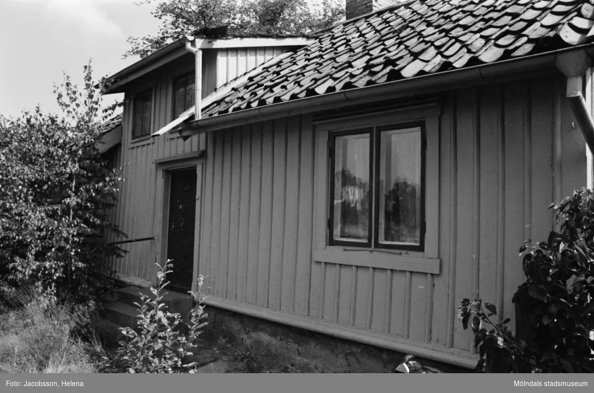 Exteriörbild av bostadshus på Roten M 13 i Mölndals Kvarnby, 1972.