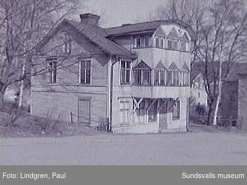 Fredsgatan 16. Byggnaden har ursprungligen stått som provisoriskt trähus vid Vängåvan efter stadsbranden 1888 men revs och flyttades till denna tomt. Numera riven. Byggherre var glashandlare Anders Liljeqvist som hade sin affär i Hirschska huset.