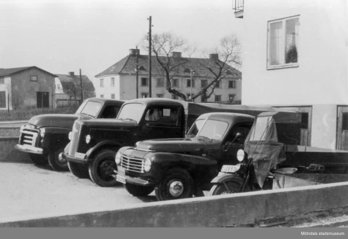 Mölndals Bud-transport. Fordon från vänster: Opel Blitz, ?, Volvo PV 444 med flak, MC (Harley Davidson) med sidovagn/flak.