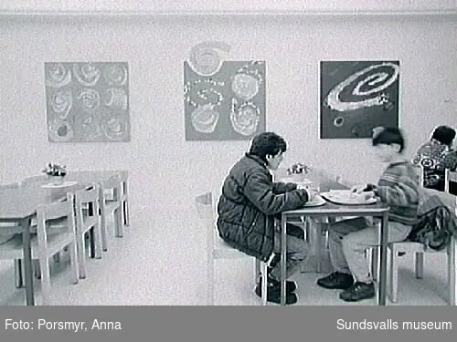 Konstnärlig utsmyckning av Maria Lagerborg i Nackstaskolans matsal, tre målningar på pannå, en triptyk: "Big Bang" eller "Big Bun".